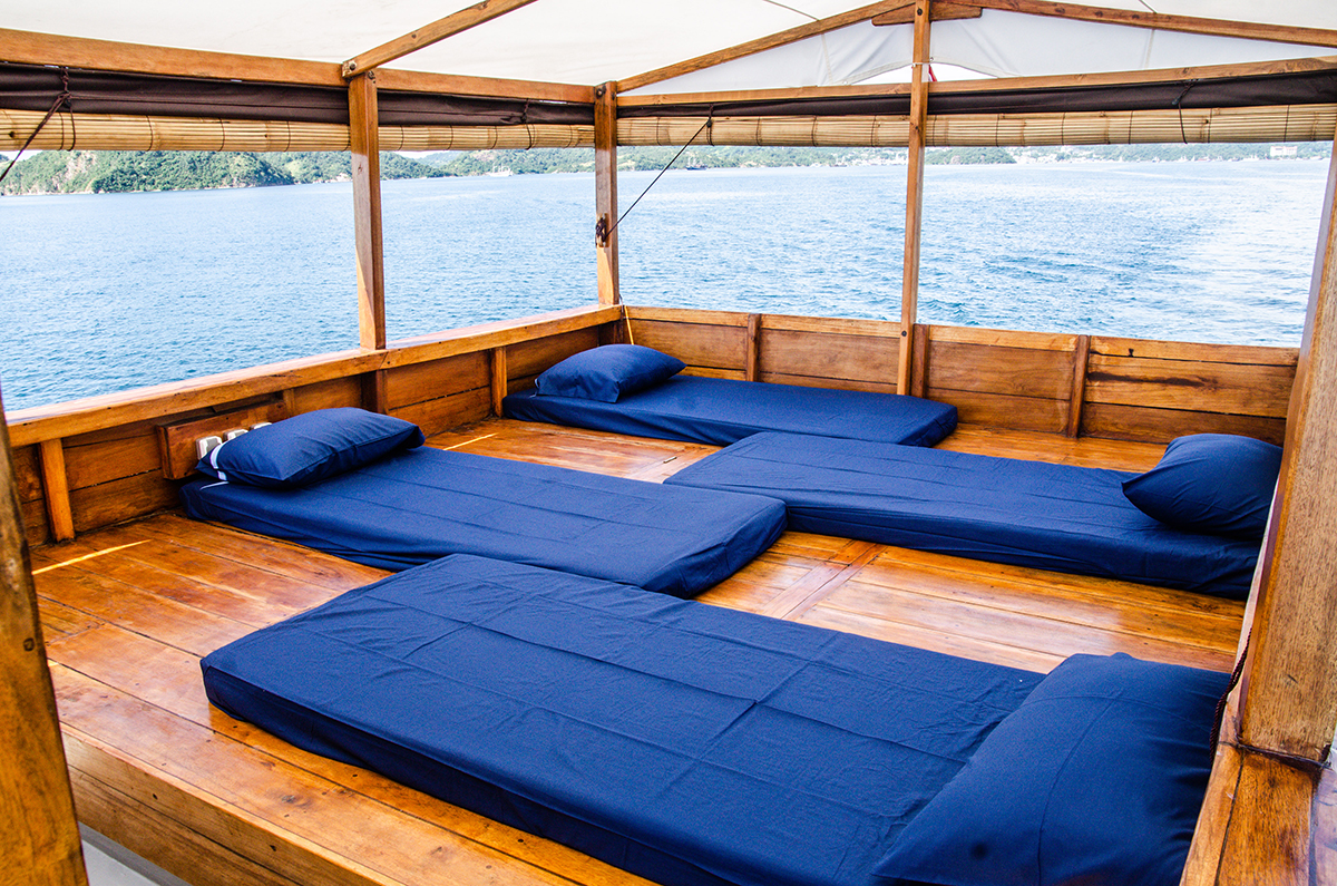Sleeping on deck (4 mattresses)