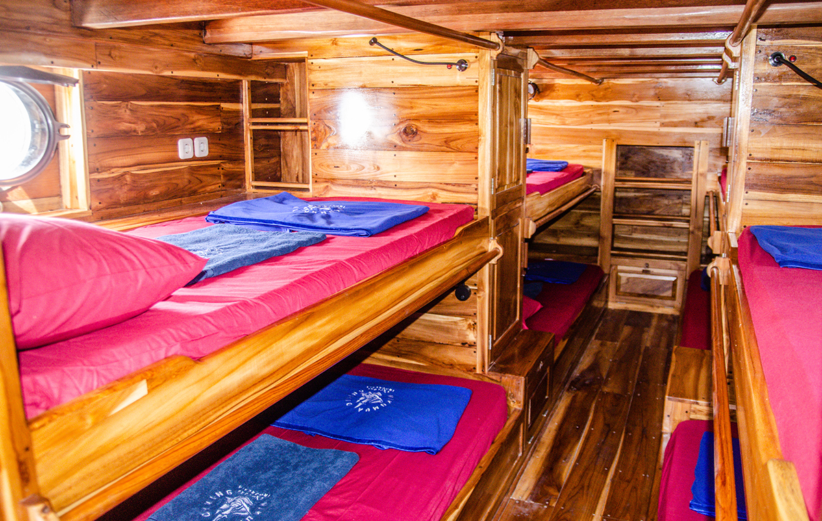 Dormitory Style Cabin for 8 people with private curtains